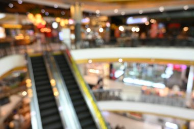 Mağazanın içi bulanık, arka plan bulanık.