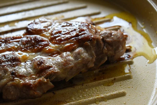 Mutfakta et ızgarası, protein yemeği.