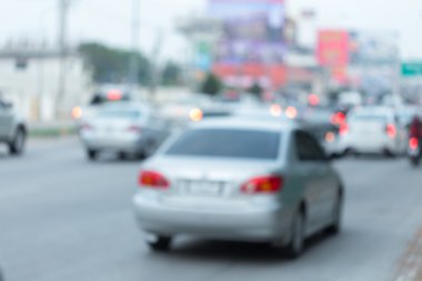 Şehrin trafik sıkışıklığı ile yolda araba araba