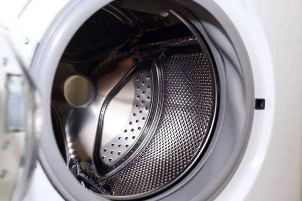 Beyaz çamaşır makinesi temizlik ev işi ceketler — Stok fotoğraf