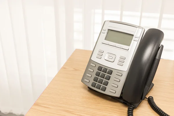 Téléphone sur la table du bureau d'affaires du service en chambre — Photo