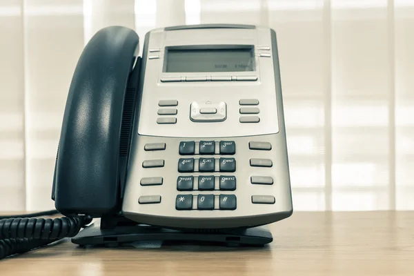 Telefon på tabellen arbete av rumsservice business office — Stockfoto