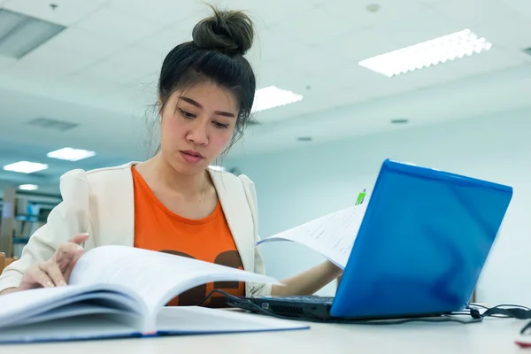 Estudo educação, mulher trabalhou na biblioteca — Fotografia de Stock