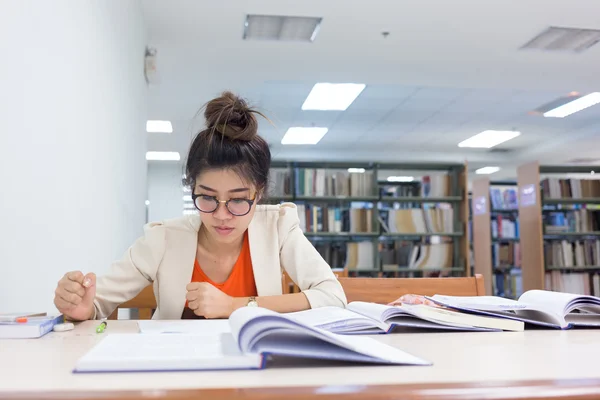 Études, femme travaillant à la bibliothèque — Photo