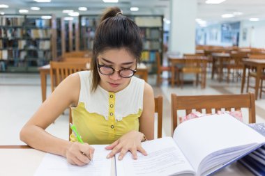 Eğitim, kadın kadın çalışan bir kağıt yazma çalışma