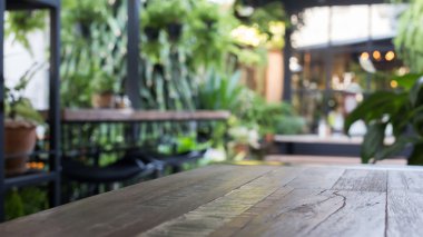ahşap masa ile iç dekorasyon tarzı Bahçe arka plan bulanıklık
