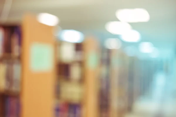 Libri su libreria in biblioteca, sfocatura astratta sfocata — Foto Stock