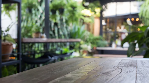 Дерев'яний стіл з розмитим інтер'єром стиль садовий фон — стокове фото