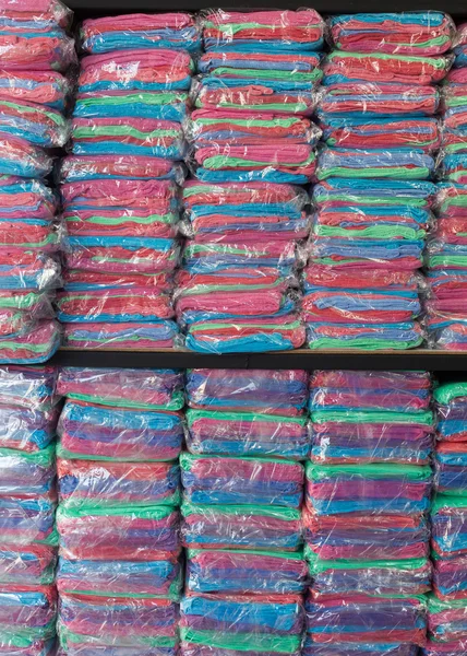 Lager av handduk mjukhet fluffiga fiber tyg på hyllan — Stockfoto