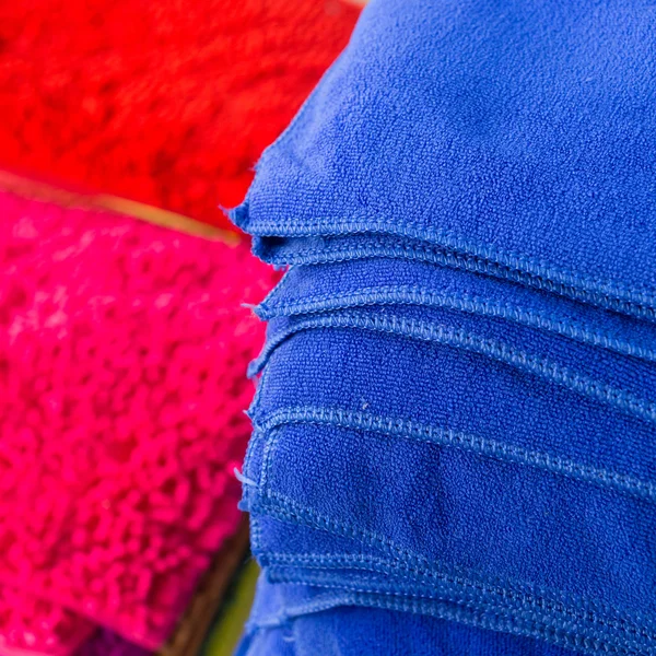 タオルの柔らかさふわふわ繊維織物繊維の倉庫 — ストック写真