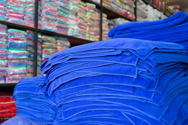 Entrepôt de serviette doux tissu en fibre moelleuse de textile — Photo