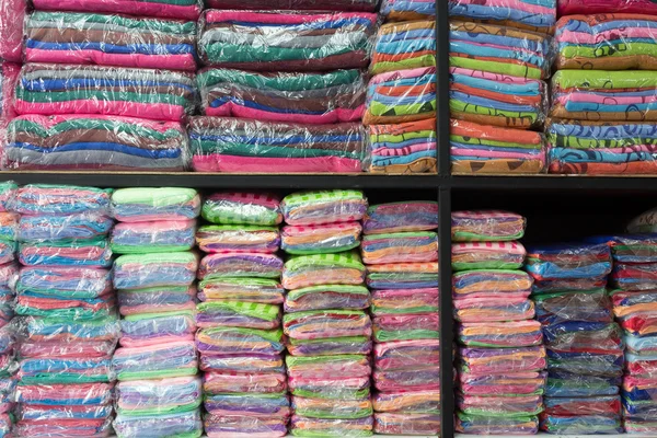 Lager av handduk mjukhet fluffiga fiber tyg på hyllan — Stockfoto