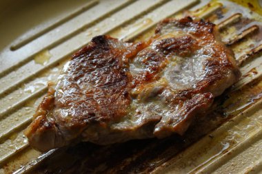 Mutfakta et ızgarası, protein yemeği.