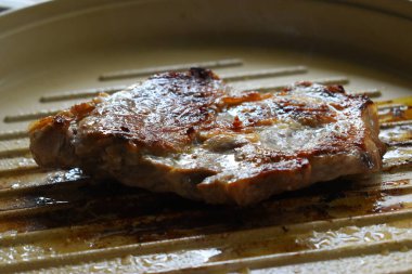 Mutfakta et ızgarası, protein yemeği.