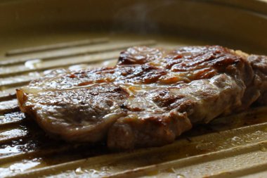 Mutfakta et ızgarası, protein yemeği.