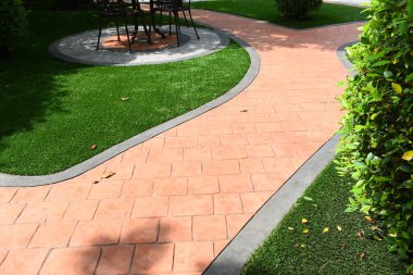 Bahçedeki tuğla yol, dış tasarım