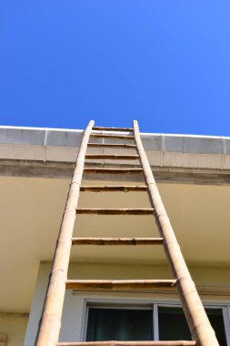 Yağmur sezonundan önce tamir için ahşap merdiven