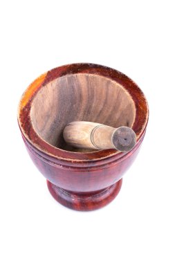 Tahta havan ve tokmak beyaz zemin üzerinde izole