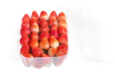 Plastik kutu ambalaj, izole kırmızı olgun çilek