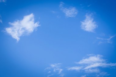 Mavi gökyüzü hava arka plan beyaz bulutlar ile