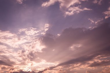 bulutlar gökyüzü mavi zemin üzerine güneş ışığı