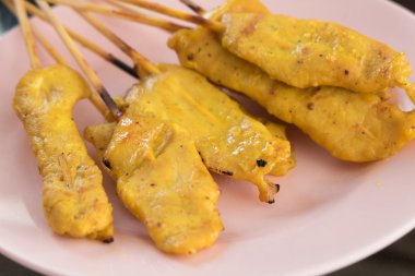 Tayland yemekleri, fırında ahşap çubuk üzerinde yaylı et