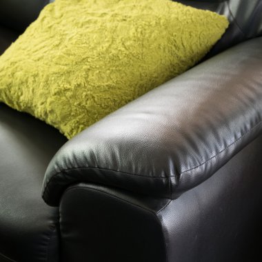 siyah deri kanepe Mobilya Oturma odası yeşil yastık ile