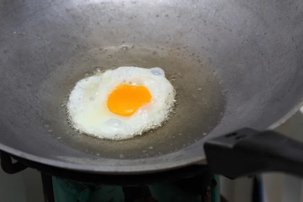 Cottura dell'uovo fritto in padella calda con olio — Foto Stock
