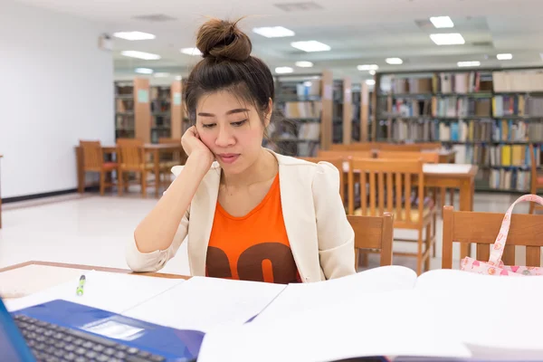 Istruzione di studio, donna lavorava in biblioteca — Foto Stock