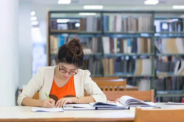 Estudo educação, mulher trabalhou na biblioteca — Fotografia de Stock