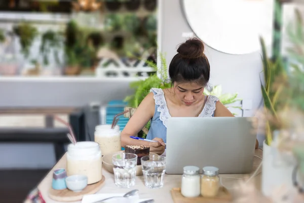 Életmód a dolgozó nő használ egy laptop notebook számítógép — Stock Fotó