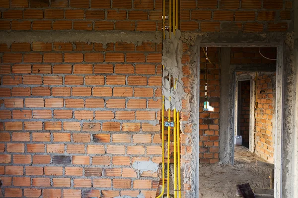 Ziegelmauer in Wohnhausbaustelle — Stockfoto