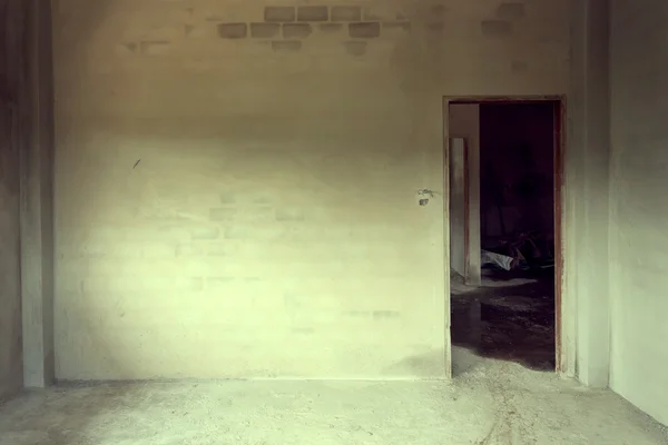 Salle de béton de ciment vide sur le chantier avec porte — Photo