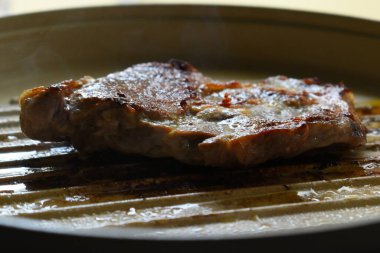 Mutfakta et ızgarası, protein yemeği.