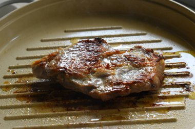 Mutfakta et ızgarası, protein yemeği.