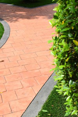 Bahçedeki tuğla yol, dış tasarım
