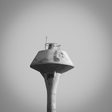 eski sarı su tankı kule üzerinde boş sky