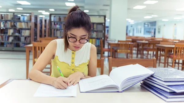 Ausbildung studieren, Frau schreibt Aufsatz, berufstätige Frauen — Stockfoto