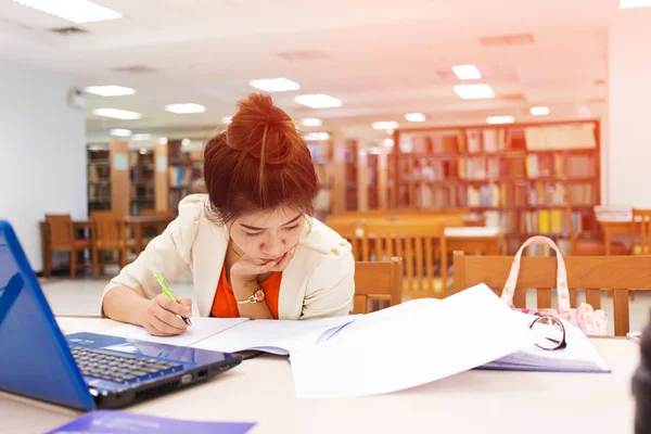 연구 교육, 도서관에서 일 하는 여자 — 스톡 사진