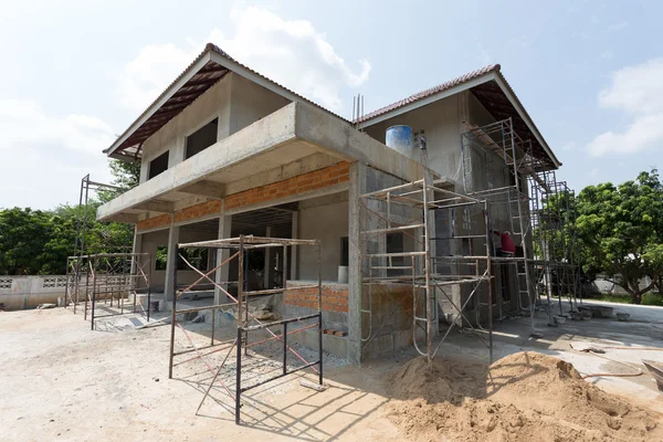 Building residential construction house with scaffold steel — Stock Photo, Image