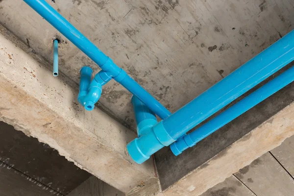 Tuberías de agua tuberías de pvc bajo techo de cemento del segundo piso — Foto de Stock