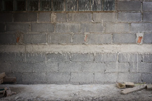 Prateleira de contador de cimento sujo com fundo de tijolo — Fotografia de Stock