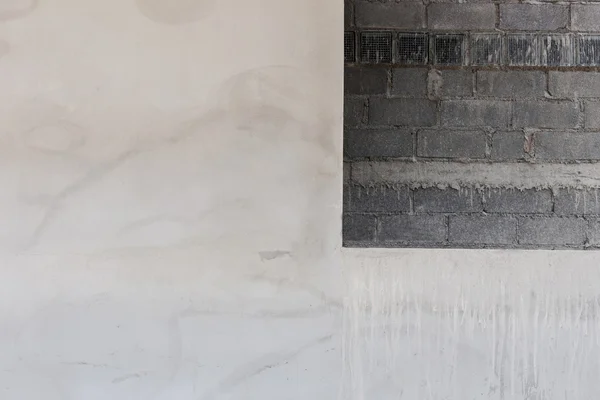 Fenêtre sur mur de ciment avec fond de mur de brique dans la construction — Photo