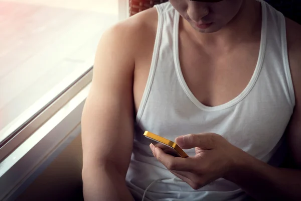 Joven usando un teléfono móvil con mensaje de texto —  Fotos de Stock