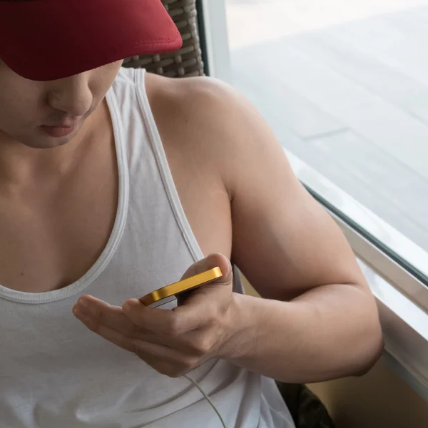 Ung man med en mobiltelefon med SMS meddelande — Stockfoto