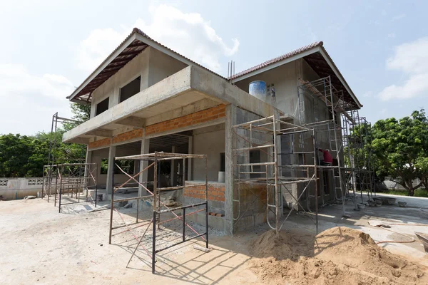 Membangun perumahan bangunan dengan scaffold steel Stok Foto