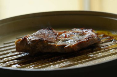 Mutfakta et ızgarası, protein yemeği.