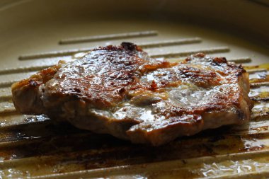 Mutfakta et ızgarası, protein yemeği.