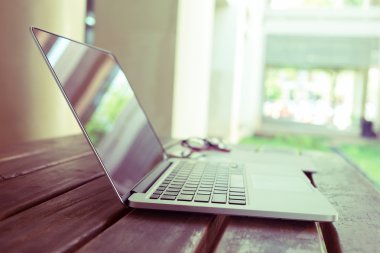 ahşap masa gözlük ile dizüstü dizüstü bilgisayar