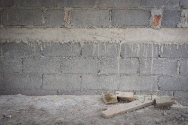 tuğla arka plan ile kirli çimento sayaç raf